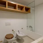 Hostee - Urban With Parking Апартаменти