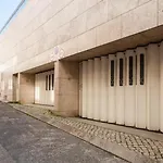 Апартаменти Hostee - Urban With Parking *
