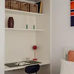 Hostee - Urban With Parking Апартаменти *