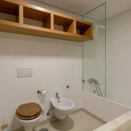 Hostee - Urban With Parking Apartment