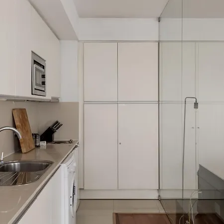 Hostee - Urban With Parking Apartment Lisbon