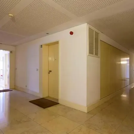 Hostee - Urban With Parking Apartment