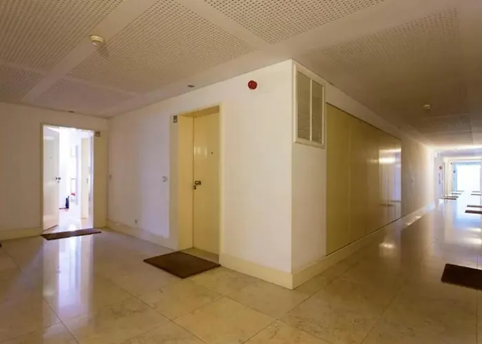 Hostee - Urban With Parking Διαμέρισμα